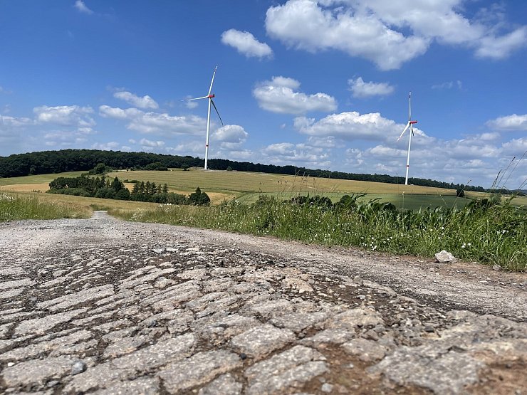 Die Windräder sind fertig, die Arbeiter weg. Was bleibt, sind immense Schäden an den Wirtschaftswegen, die von vielen Spaziergängern genutzt werden. - © Silke Buhrmester