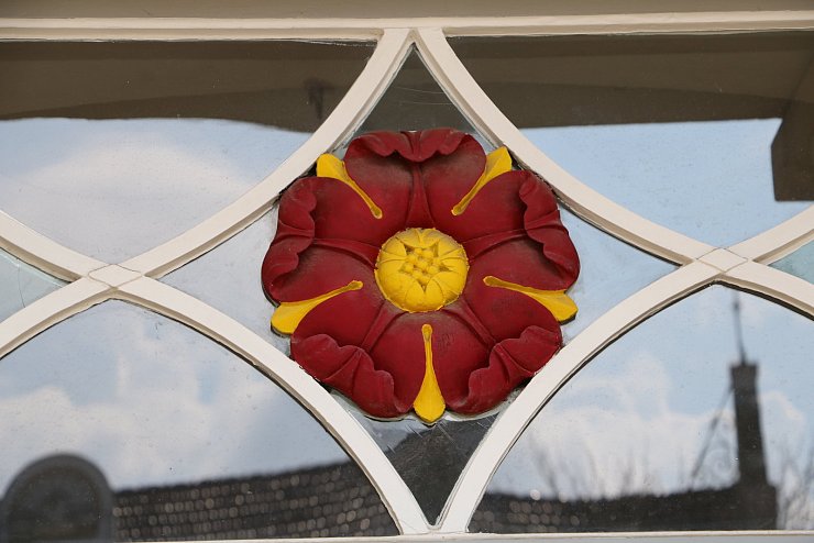 An der Südfassade des Detmolder Rathauses ist die lippische Rose in einer Fensterfront eingelassen. - © Yvonne Glandien
