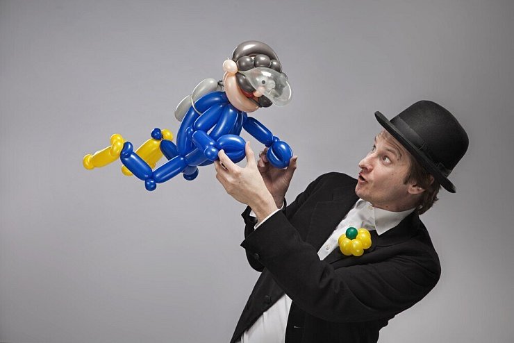Tobias Diesner verzaubert mit seinen Ballon-Künsten. - © Stadt Lügde
