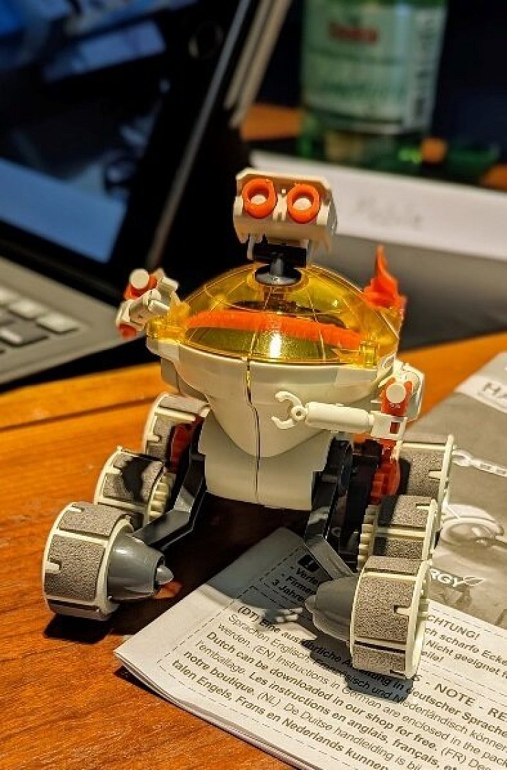 MINT-Schüler zeigen in Blomberg ihre Projekte - hier ein kleiner Roboter. - © Staylipso