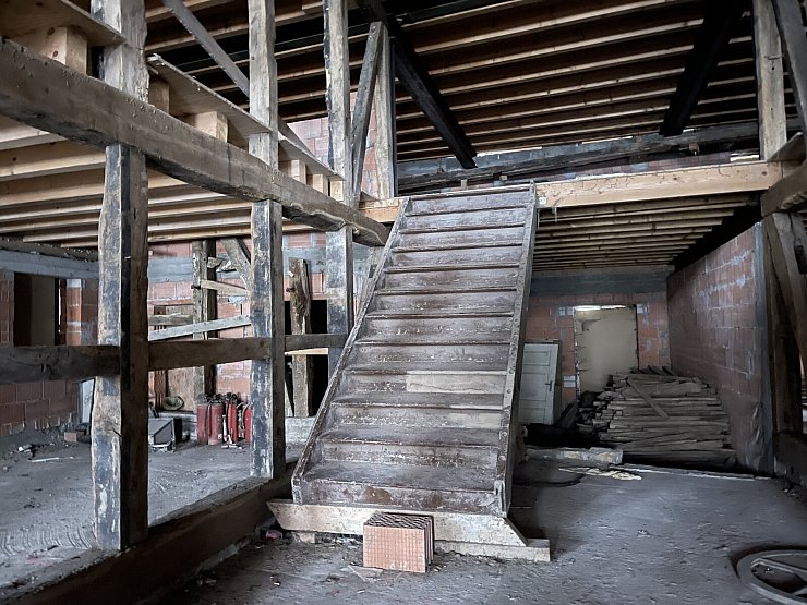 Blick in das Innere der Künstlerklause. Hier muss noch viel passieren, bis eine Bühne Künstlerinnen und Künstler zu Auftritten einladen kann. - © Silke Buhrmester