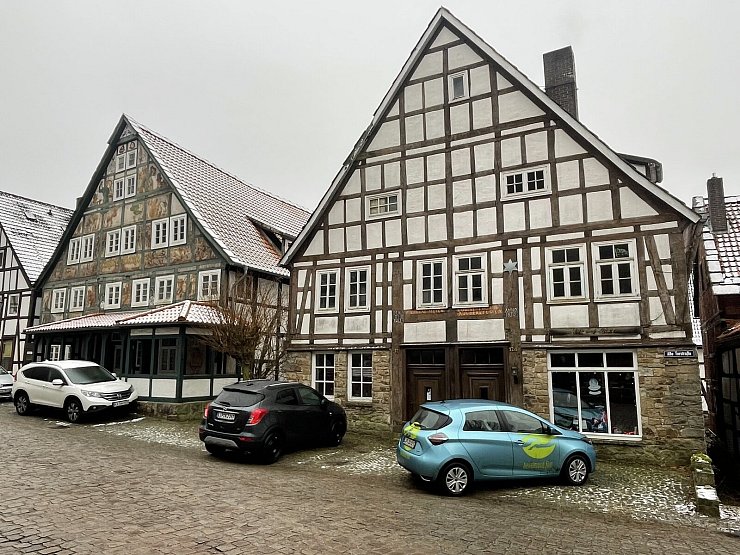 Ende März 2023 kaufen Connie Wille und Heiner Schäfer zunächst das Fachwerkhaus rechts neben der Künstlerklause und öffneten es unter dem Namen "Hanaa's Lounge" für Lesungen und Konzerte. Im kommenden Jahr sollen größere Veranstaltungen in der Künstlerklause stattfinden. - © Silke Buhrmester