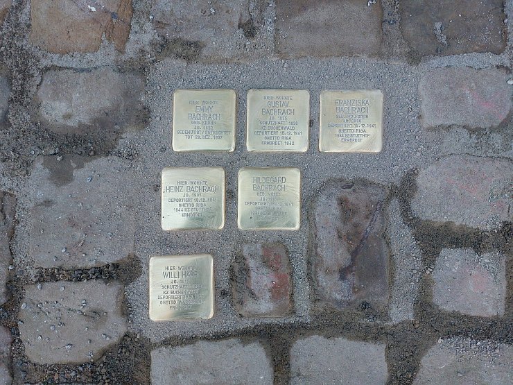 Die Stolpersteine liegen vor der Galerie "Haus Bachrach" in der Markstraße 5. Sie erinnern an Emmy, Gustav, Franziska, Heinz und Hildegard Bachrach sowie an Willi Harf. - © Michaela Weiße
