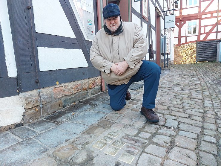 Alan Luedeking aus Miami ist für die Verlegung der Stolpersteine nach Schwalenberg gereist. - © Michaela Weiße