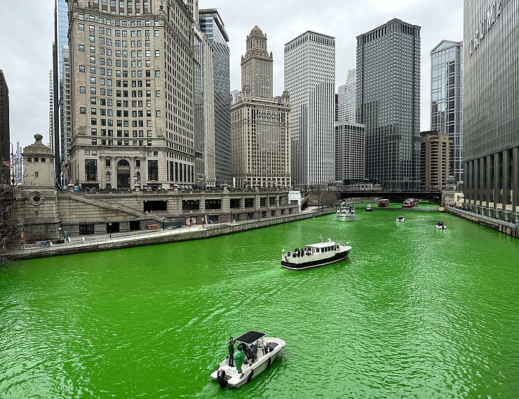 Der Chicago River ist für den St. Patrick's Day grün gefärbt. - © dpa