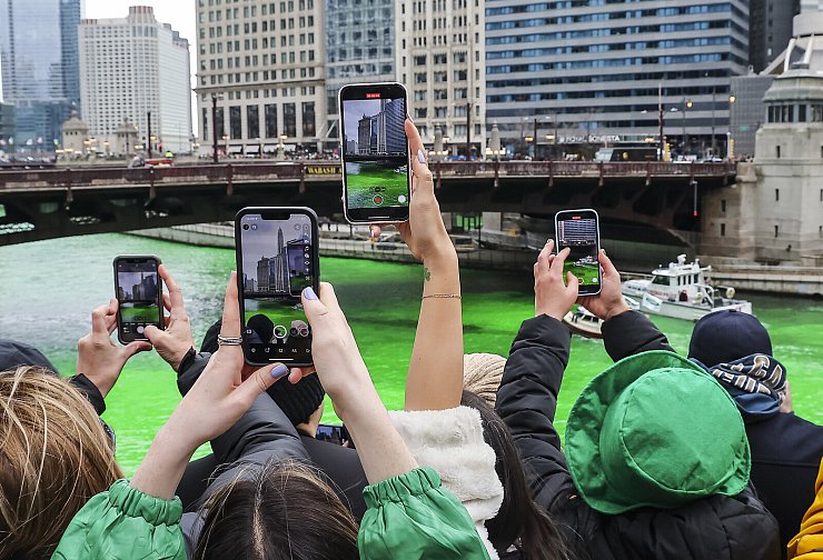 Ein beliebtes Fotomotiv in Chicago ist der anlässlich der Feierlichkeiten zum St. Patrick's Day grün gefärbte Chicago River. - © dpa