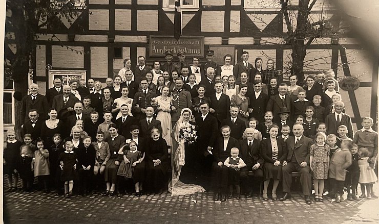 Das Hochzeitsfoto des Brautpaares Fritz und Mathilde Plöger, aufgenommen am 20. April 1938. Die Namen aller Personen auf dem Bild sind überliefert. - © Silke Buhrmester