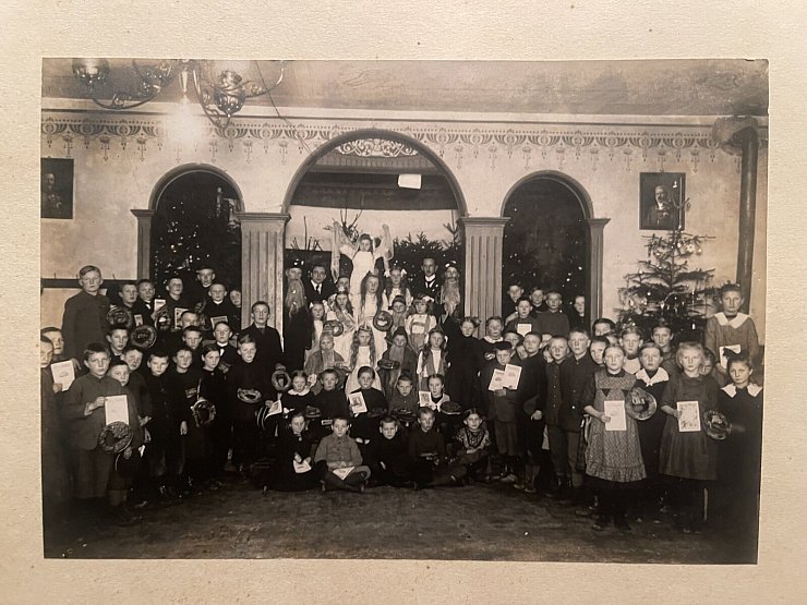 Weihnachtsfeier 1921 mit den Lehrern Müller und Sauerländer. Sogar eine Liste mit allen Namen der Kinder und den Nummern der Häuser, in denen sie lebten, ist überliefert. - © Silke Buhrmester