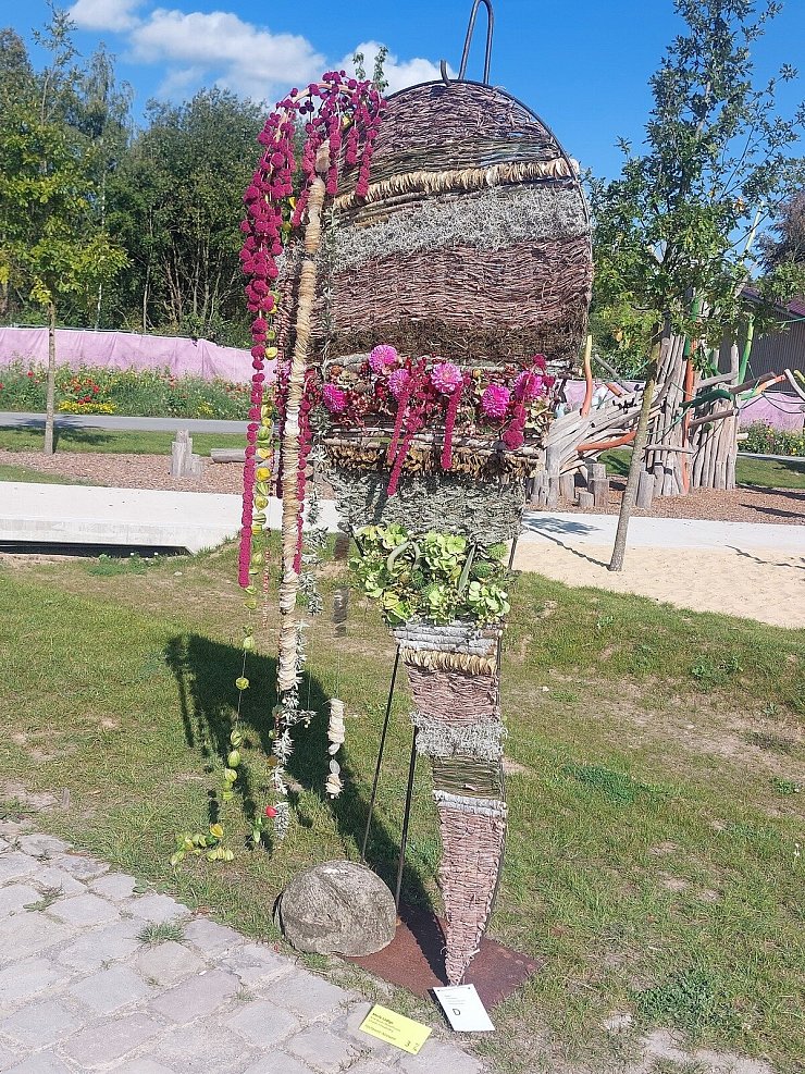 Eine florale Flechtwand gestalten, die die Besucher einlädt, Selfies zu machen: So lautete das Thema für die Mitbringarbeit. - © Michaela Weiße