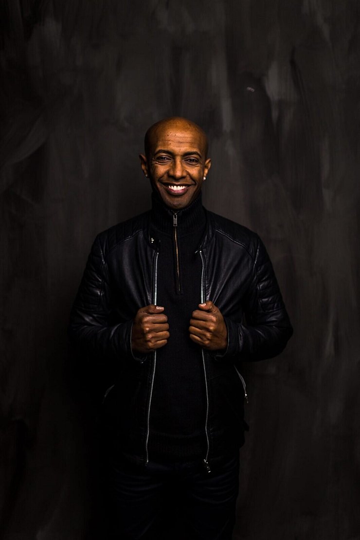 Berhane Berhane tourt zur Zeit mit seinem Programm "Deutscher als Du". - © Berhane Entertainment