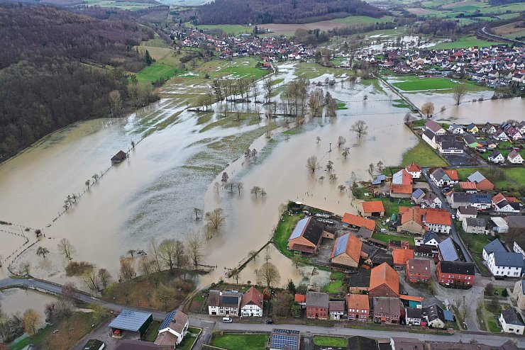 Die Nethe hat ihr Flussbett verlassen und sucht sich ihren Weg über Felder, Wiese und Gärten im Bereich Ottbergen. - © Thomas Kube