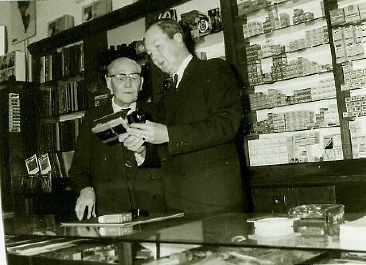 Gründer Carl Biesemeier und Sohn Walter Georg zum 50-jährigen Bestehen des Fotogeschäfts Biesemeier 1969. - © Archiv Biesemeier