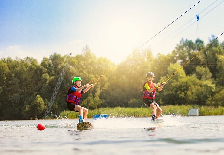 Auf der Anlage in Paderborn können sich die Wassersportler sowohl auf Wasserski als auch auf dem Wakeboard ausprobieren. - © Wasserski Paderborn