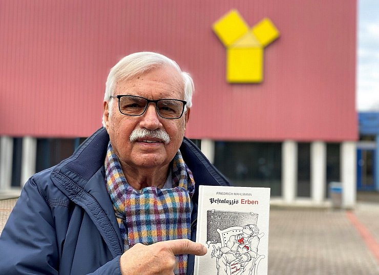 Fritz Haeger vor dem Symbol des Niklas-Luhmann-Gymnasiums, dem Pythagoras. - © Horst Biere