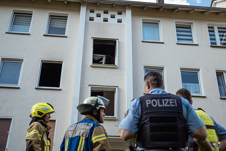 Die geborstenen Fensterscheiben in dem Mehrfamilienhaus zeugen von dem Wohnungsbrand. - © FreitagTV