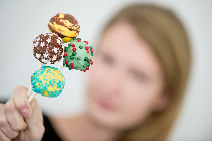 Die Cake-Pops sollten nicht zu groß sein, damit sie auf den Stielen halten. - © Franziska Gabbert