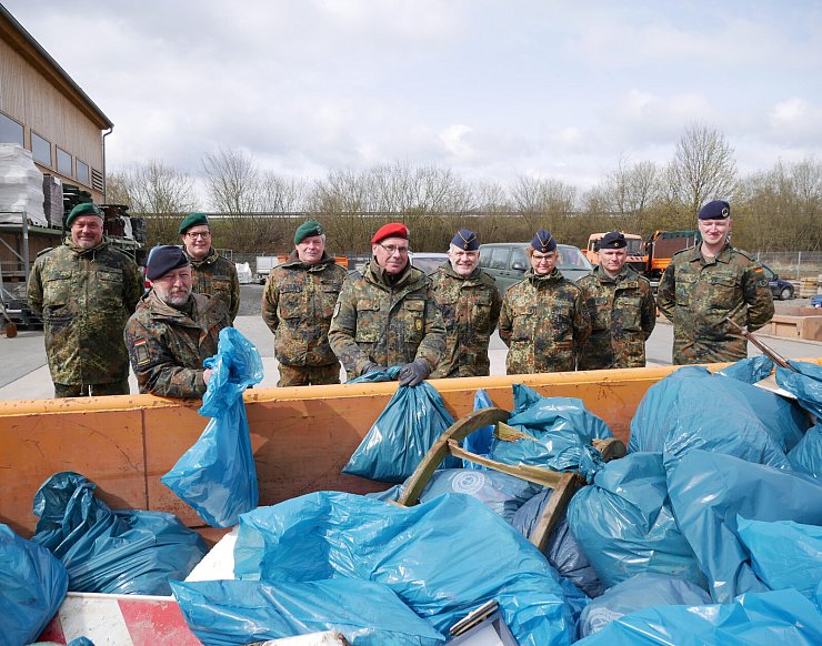 Auch die Reservistenkameradschaft Lemgo war mit von der Partie. - © Alte Hansestadt Lemgo