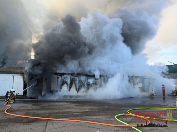 Starker Rauch dringt aus einem Kraftwerk - die Feuerwehr war mit vielen Kräften im Einsatz. - © Feuerwehr Recklinghausen/dpa