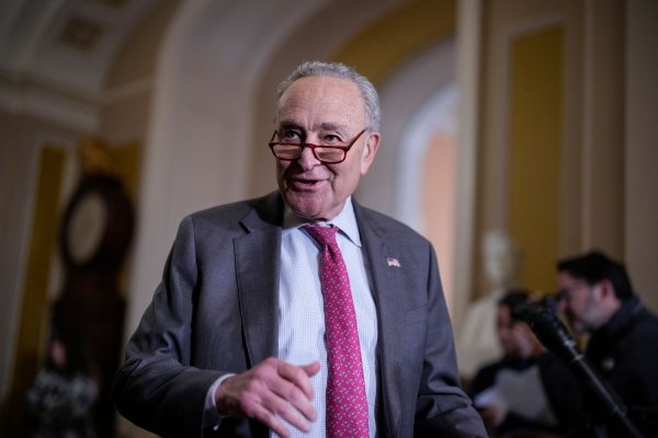 Nach einigem Widerstand gegen einen Haushaltsentwurf der Republikaner lenkt der demokratische Minderheitsführer im Senat, Chuck Schumer, nun ein. (Archivbild) - © J. Scott Applewhite/AP/dpa