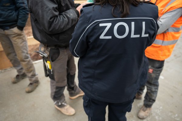 Nach einer bundesweiten Razzia haben die Zollbehörden mehr als 800 Ermittlungsverfahren wegen Schwarzarbeit und illegaler Beschäftigung eingeleitet. (Archivbild) - © Thomas Müller/dpa-Zentralbild/dpa