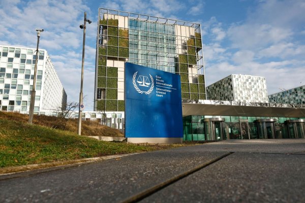 Duterte wird zwei Tage nach seiner Ankunft in Den Haag erstmals vor den Richtern erscheinen. - © Omar Havana/AP/dpa