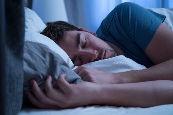 Träumchen, oder? Ist «Sleepmaxxing» mehr als ein TikTok-Trend? Kann man durch Kiwis wirklich besser schlafen? Ein Harvard-Professor ordnet ein. - © Christin Klose/dpa-tmn