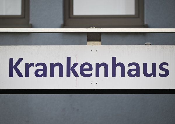 Immer öfter kommt es in Einrichtungen des Gesundheitswesens zu Gewalt und Pöbeleien gegen Beschäftigte (Foto-Illustration) - © Arne Dedert/dpa
