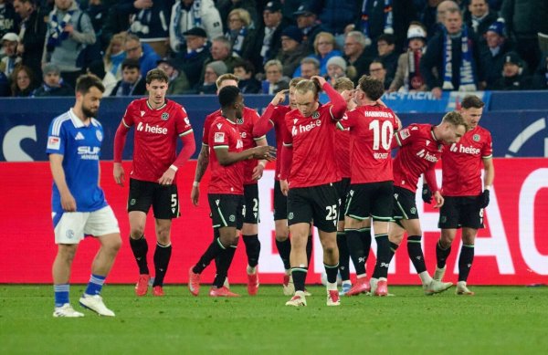 Riesiger Jubel: Hannover hat das Spiel auf Schalke spät gedreht. - © Bernd Thissen/dpa