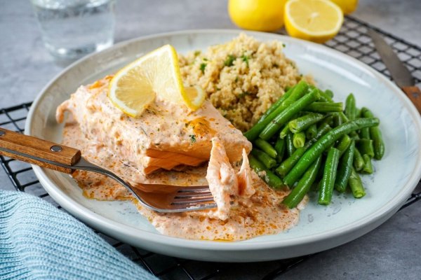 Ein Lachs-Sahne-Gratin lässt sich schnell zubereiten - und das gewisse Etwas liefert ein Zitronen-Couscous. - © Jenny Böhme/familienkost.de/dpa-tmn