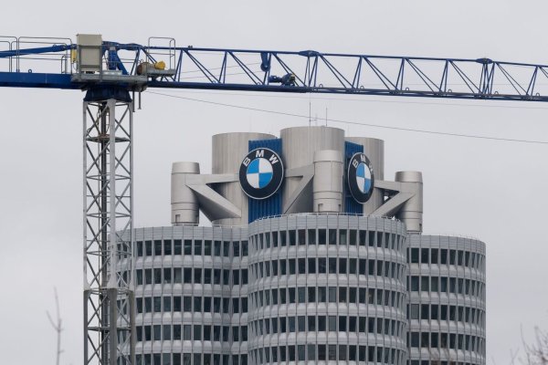 Bei BMW ist derzeit vieles im Umbruch. Das kostet Geld. - © Tobias Hase/dpa
