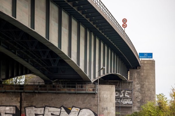 Um den Ausbau der A59 bei Duisburg gibt es Streit. Dabei muss die Berliner Brücke - Herzstück der Strecke - dringend ersetzt werden. (Archivfoto) - © Thomas Banneyer/dpa