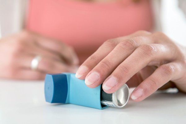 Etagenwechsel: Wer seine Heuschnupfen-Symptome nicht behandelt, riskiert, dass sich eines Tages ein allergisches Asthma entwickelt. - © Christin Klose/dpa-tmn
