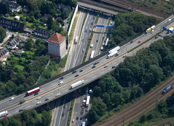 Im Kreuz Kaiserberg verläuft die A3 über der A40 - der Verkehrsknoten wird derzeit saniert und erweitert. (Archivbild) - © picture alliance / dpa