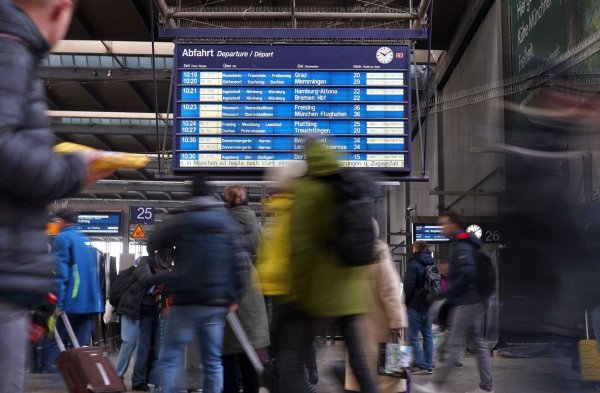 Bahnfahrten bleiben bis auf weiteres häufig eine stressige Angelegenheit. (Archivbild) - © Karl-Josef Hildenbrand/dpa