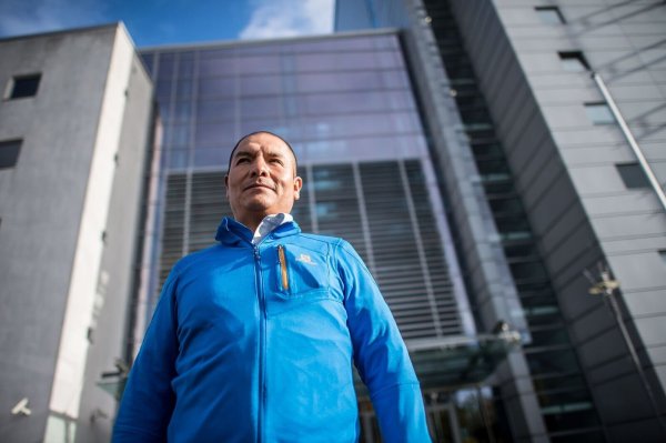 Der peruanische Bergführer Saúl Luciano Lliuya will, dass sich RWE als einer der größten Treibhausgasproduzenten an Schutzmaßnahmen gegen eine drohende Flutwelle beteiligt. (Archivbild) - © picture alliance / Guido Kirchner/dpa