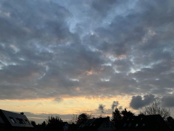 Viele Wolken am Morgenhimmel in Düsseldorf. - © Volker Danisch/dpa