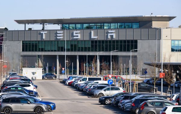 Die IG Metall wirft Tesla vor, die eigene Belegschaft einzuschüchtern. (Symbolbild) - © Patrick Pleul/dpa