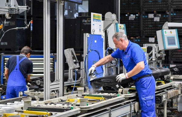 Die deutsche Zulieferindustrie ist bei Investitionen zunehmend zurückhaltend. (Archivbild) - © Jens Kalaene/dpa-Zentralbild/dpa
