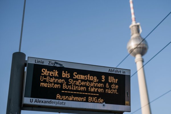 Verdi ruft zum nächsten Warnstreik bei der BVG auf. (Archivbild) - © Carsten Koall/dpa