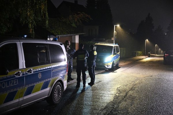 Auch am Morgen nach der Tat standen Polizeiautos vor dem Haus der Bürgermeisterin. - © Bernd Thissen/dpa