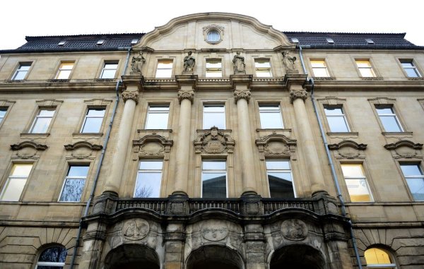 Ein ehemaliger Bauunternehmer ist am Wuppertaler Amtsgericht wegen illegaler Giftmüll-Verklappung zu Gefängnishaft verurteilt worden. (Archivbild) - © picture alliance / dpa