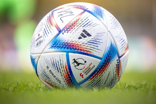 Ein Spielball der Frauen-Bundesliga. (Archiv) - © Andreas Gora/dpa