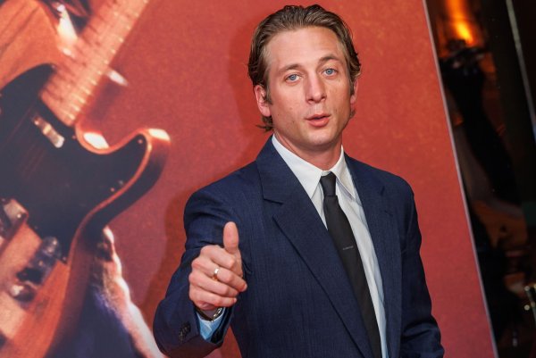 Jeremy Allen White stellte in Berlin den neuen Film über Bruce Springsteen vor. - © Andreas Gora/dpa