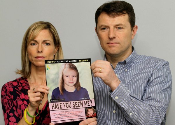 Die Eltern des vermissten englischen Mädchens Madeleine McCann haben in einem Stalking-Prozess gegen eine Frau ausgesagt, die behauptet, ihre Tochter zu sein. (Archivbild) - © Sang Tan/AP/dpa