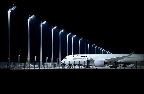 Zahlreiche Lufthansa-Jets könnten wegen eines Piloten-Streiks am Boden bleiben. - © Sven Hoppe/dpa/dpa-tmn