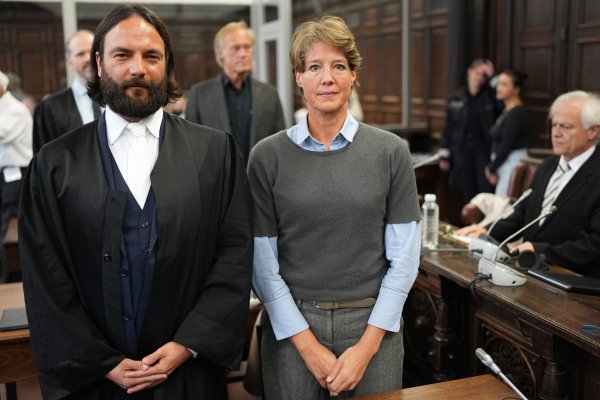 Anwalt Ingo Bott und seine Mandantin Christina Block stehen vor Prozessbeginn im Gerichtssaal. - © Marcus Brandt/dpa/dpa Pool