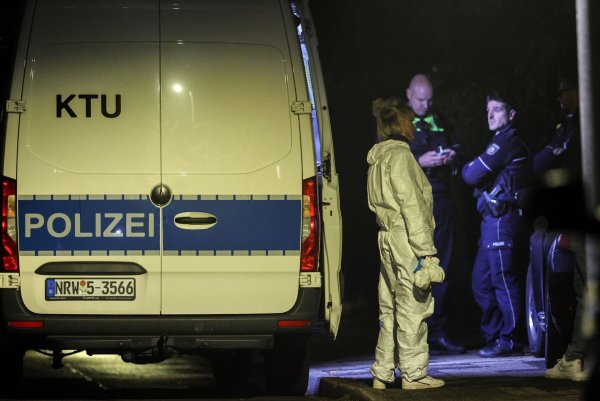 Bis zum späten Abend waren am Dienstag Spuren im Haus der lebensbedrohlich verletzten Frau gesichert worden. - © Christoph Reichwein/dpa