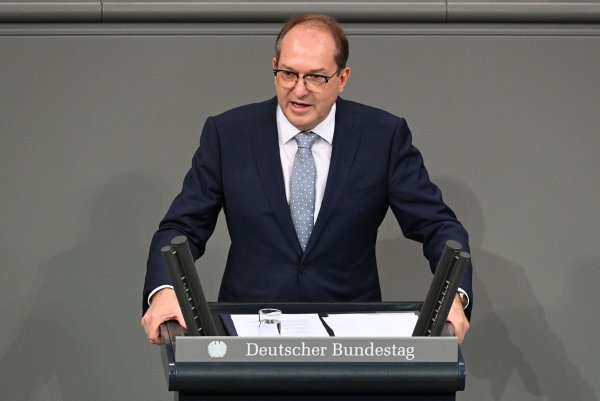 Innenminister Dobrindt warnt vor Anreizen für illegale Migration. - © Niklas Graeber/dpa