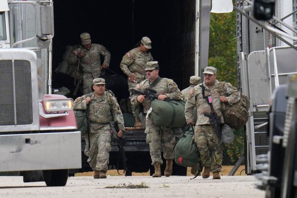 Mitglieder der Nationalgarde aus Texas sind in Illinois angekommen. - © Erin Hooley/AP/dpa