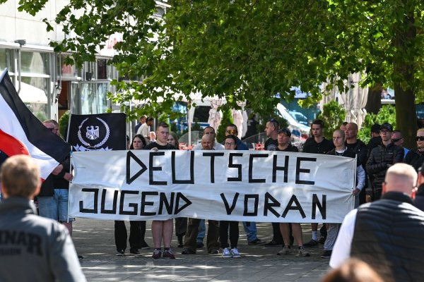 Die Gruppe «Deutsche Jugend Voran» wird von der Bundesregierung als Beispiel für eine junge, rechtsextreme Gruppierung genannt. (Archivbild) - © Heiko Rebsch/dpa